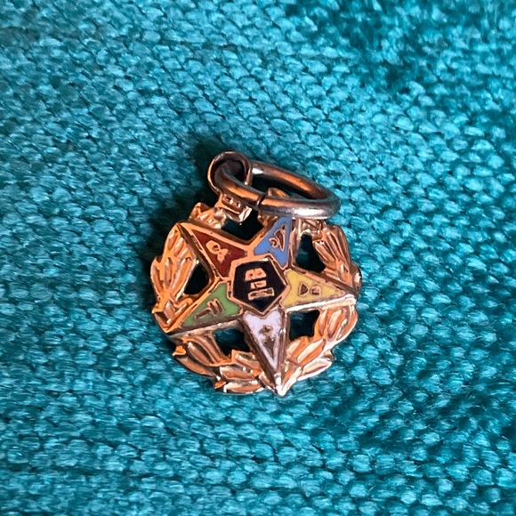 Jewelry - Gold star pendant charm